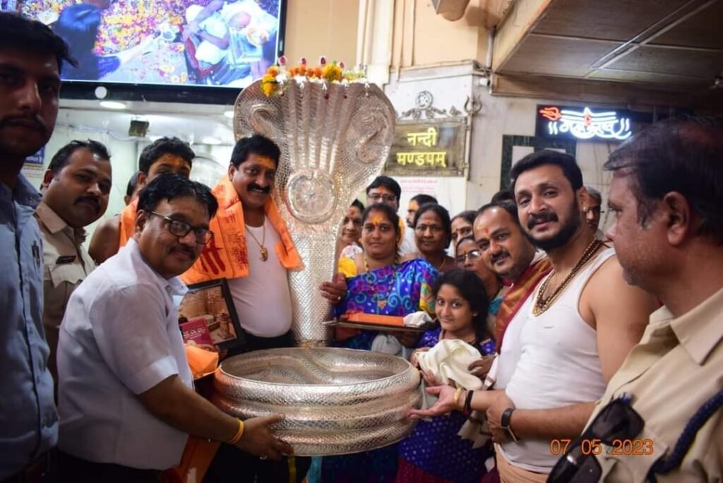 श्री महाकालेश्वर मंदिर में दान का क्रम जारी : आन्ध्र प्रदेश के भक्त ने अर्पित किए 6.68 लाख के रजत-नागराज Console Corptech