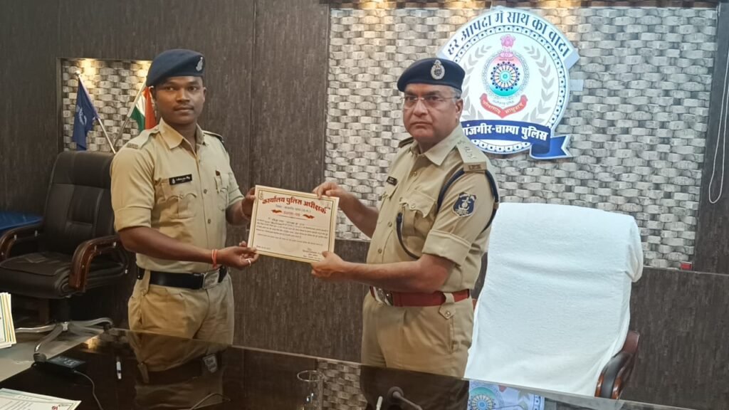 पुलिस अधीक्षक जांजगीर चांपा विजय अग्रवाल के द्वारा महानदी के टापू में फंसे लोगों को बाहर निकालने वाले पुलिसकर्मियों एवं ग्रामीणों को किया गया सम्मानित,, Console Corptech
