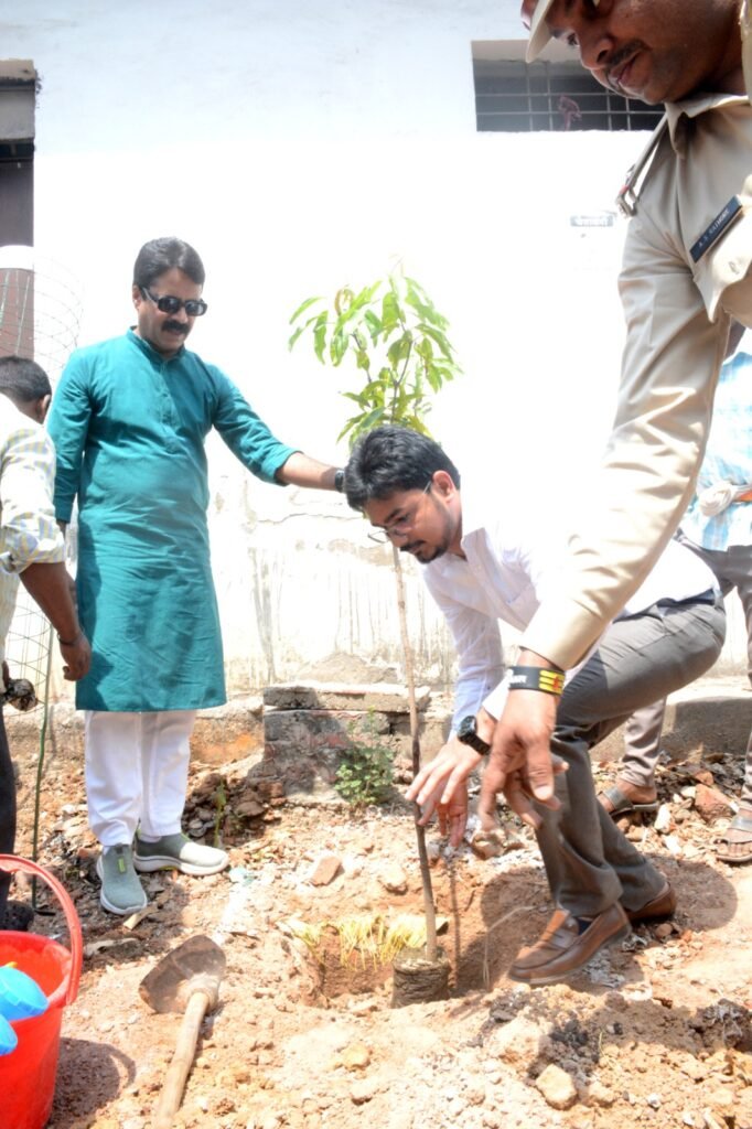 विश्व पर्यावरण दिवस: जनप्रतिनिधियों, कलेक्टर एवं एस पी ने फलदार पौधे लगाकर किया वृक्षारोपण अभियान की शुरूआत Console Corptech
