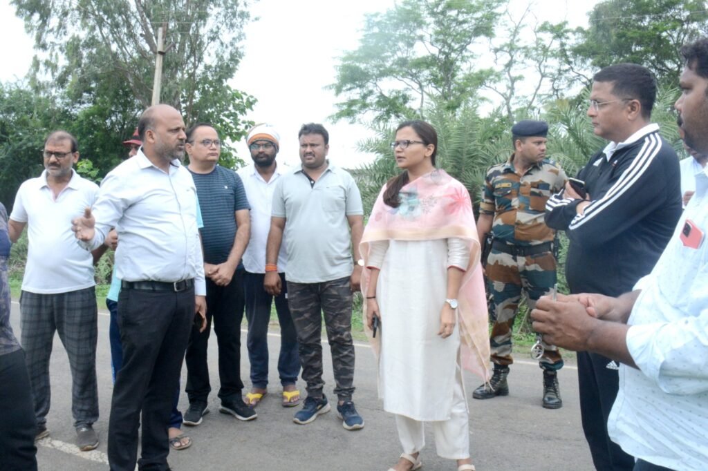 कलेक्टर और एसपी ने पैदल चलते हुए अकलतरा शहरी क्षेत्र के विभिन्न कार्यों का किया औचक निरीक्षण,सब्जी मार्केट शिफ्ट करने, शास्त्री चौक से स्टेशन रोड तक अतिक्रमण हटाने और डिवाइडर बनाकर व्यवस्थित करने के दिए निर्देश Console Corptech