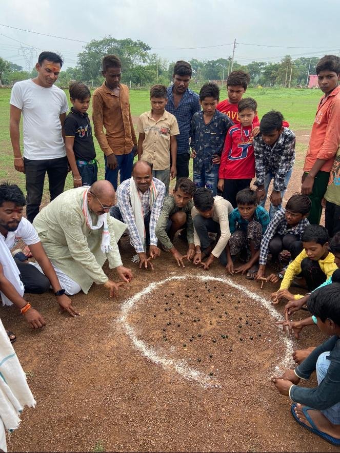 पूर्व विधायक मोतीलाल देवांगन ने विभिन्न ग्रामों में जा कर छत्तीसगढ़ ओलंपिक का किया सुभारंभ की पेवर ब्लाक निर्माण कारखाने का उदघाटन,, Console Corptech
