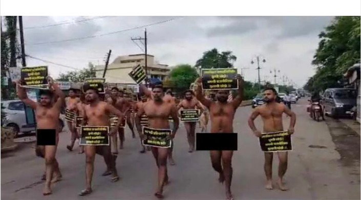 नग्न हो कर दौड़ रहे थे प्रदर्शनकारी,विधान सभा घेरने , लौट रहा था मंत्रियों का काफिला ,,सभी गिरिफ्तार,,,,,, Console Corptech