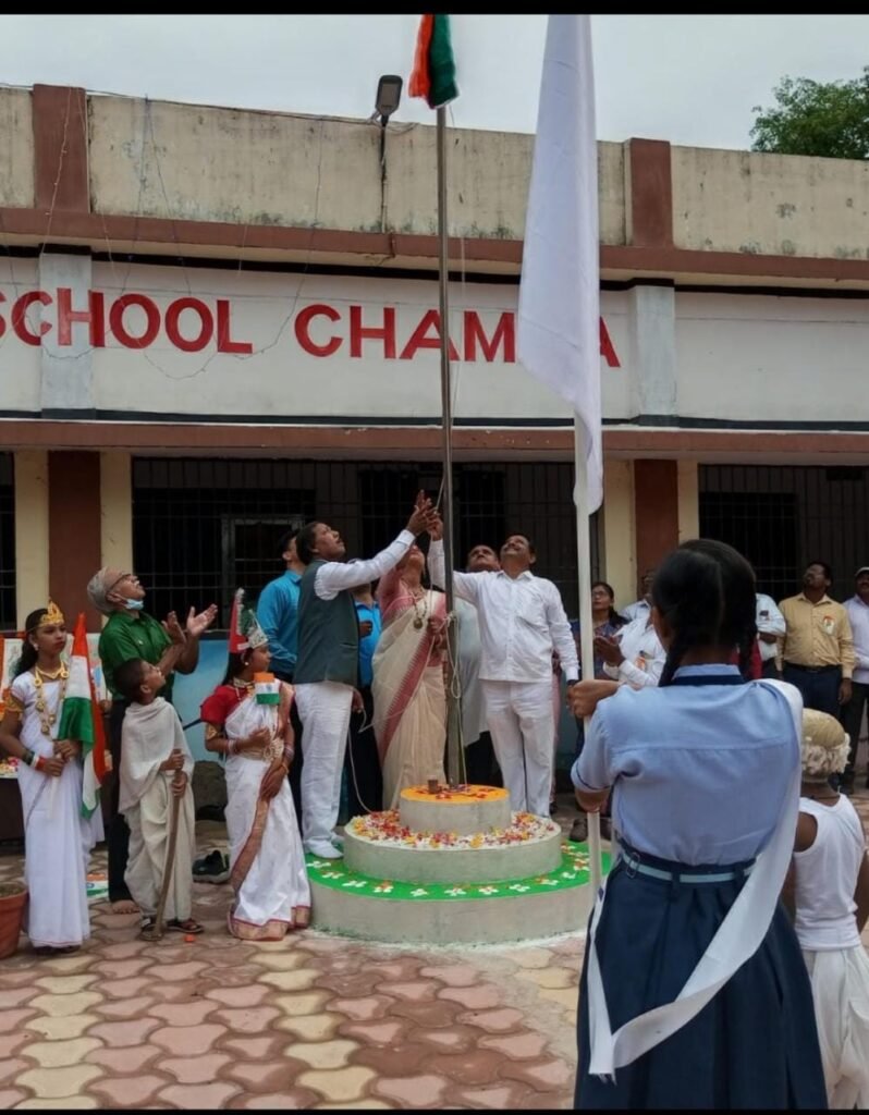 स्वामी आत्मानंद उत्कृष्ट शासकीय विद्यालय चांपा में पुरे गरिमा एवं सम्मान के साथ किया गया ध्वजारोहण। Console Corptech