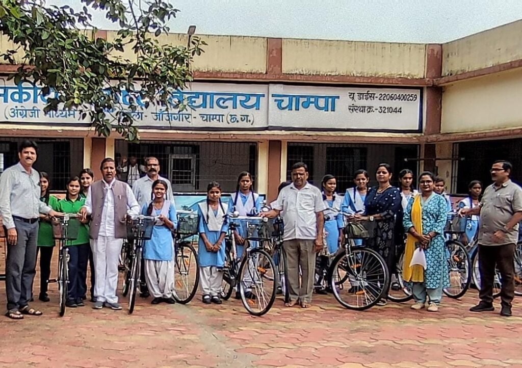 स्वामी आत्मानंद उत्कृष्ट अंग्रेजी/हिन्दी माध्यम विद्यालय चांपा में साईकिल वितरण का कार्यक्रम आयोजित हुआ।<br>साईकिल पाकर छात्राओं के चेहरे खिल उठे। Console Corptech