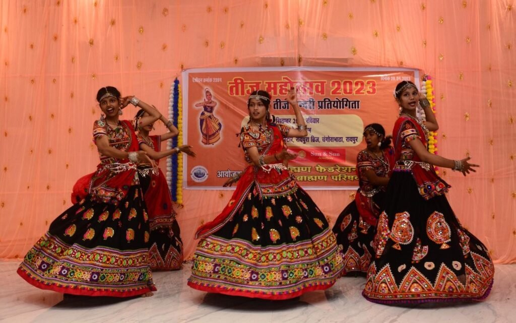 भारतीय पारंपरिक वेशभूषा में महिलाओं ने दिखाये नृत्य कौशल व विभिन्न प्रदेशों की झांकी,,वर्ल्ड ब्राह्मण फेडरेशन के तीज महोत्सव में नृत्य और तीज सुंदरी प्रतियोगिता संपन्न ,, Console Corptech