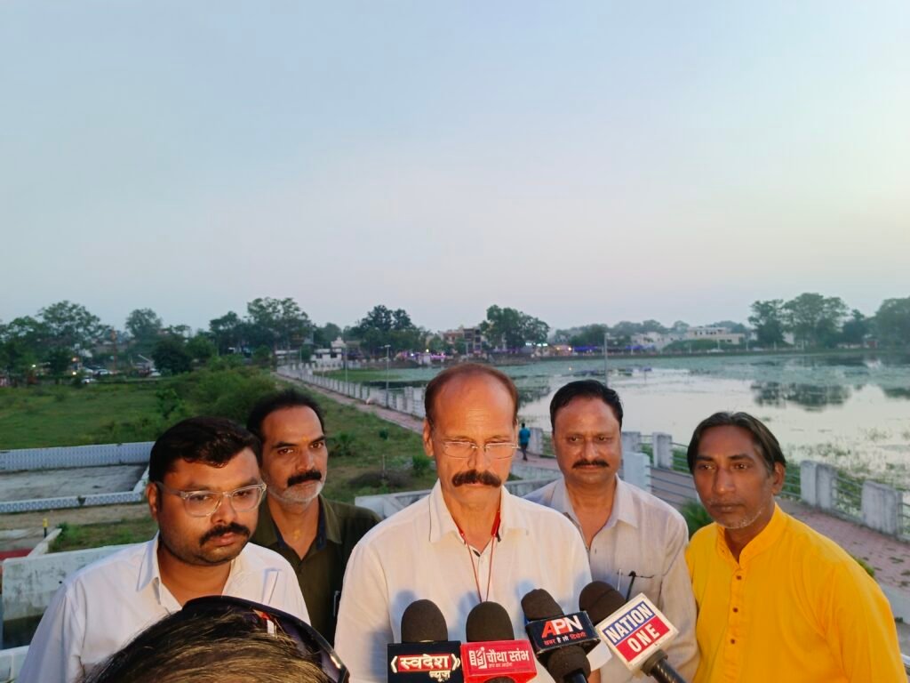 चांपा शहर में पहली बार हाईटेक तरीके से मनेगा दशहरा महोत्सव 55 फिट का बन रहा है रावण <br>डिजिटल लाइट एंड साउंड और राम रावण संवाद के साथ रावण के सिर से प्रारंभ होगा दहन, जस गीत गायक देवेश शर्मा की रहेगी विशेष प्रस्तुति Console Corptech