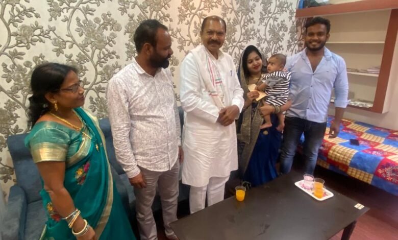 पूर्व विधायक मोती लाल देवांगन जी पहुंचे बिरगहनी चांपा के सरपंच के घर बधाई देने सरपंच पुत्र और वधू सहित बच्चे को दिए आशीर्वाद,, Console Corptech