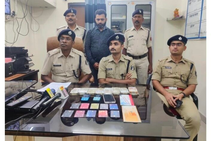 क्रिकेट ऑनलाइन सट्टे का नामी खाईवाल गिरिफ्तार,,10 लाख की सट्टा पट्टी जब्त,,,, Console Corptech