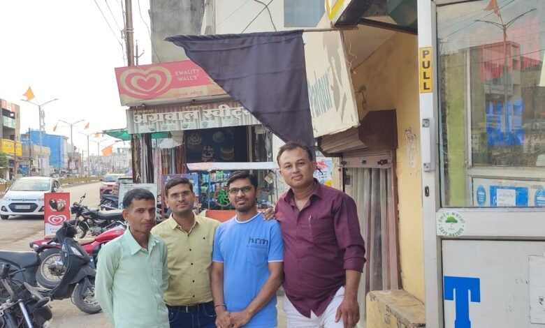 चांपा नगर के गाण्यमान्य नागरिकों का मानवाधिकार कार्यकर्ता विकास तिवारी के मांगो का कर रहे है पूर्ण समर्थन ,,चांपा का विकास सब की विकास के मांगो पर अड़े है विकास तिवारी,,,फिर होगा भव्य आंदोलन भूख हड़ताल के साथ आमरण अनशन की हो रही है तैयारी ,,,निम्न मांगो को लेकर होगा भव्य आंदोलन चल रहा है ब्लेक डे Console Corptech