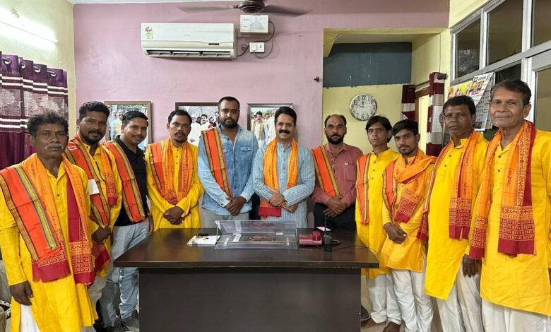 जिला स्तरीय रामायण मानस गायन प्रतियोगिता प्रथम स्थान प्राप्त ग्राम कुदरी को इंजिनियर रवि पांडेय ने दी बधाई Console Corptech