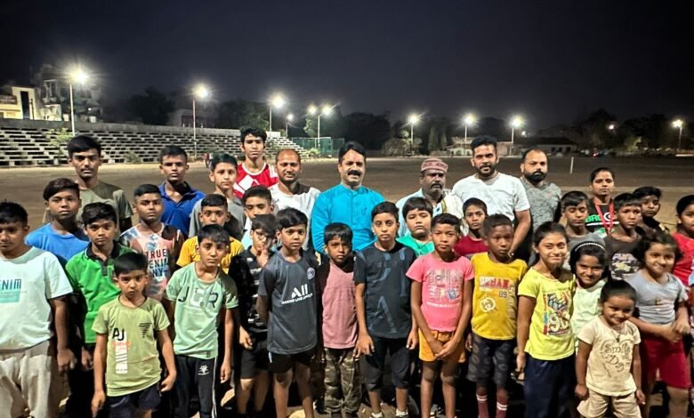 खेल एवं युवा कल्याण विभाग द्वारा आयोजित समर कैम्प नेटबॉल में भाग ले रहे 40 बच्चों को मैदान जाकर प्रदेश कांग्रेस कमेटी के सचिव इंजी. रवि पाण्डेय ने उनका उत्साहवर्धक किया और उन्हें ड्रेस उपलब्ध कराया Console Corptech