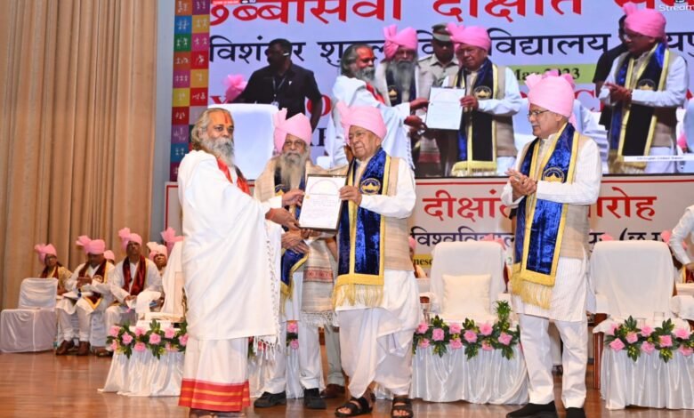 राज्यपाल एवं मुख्यमंत्री की गरिमामयी उपस्थिति में राजेश्री महन्त जी महाराज का हुआ सम्मान,, डॉक्टर ऑफ लेटर्स की उपाधि से सम्मानित हुए ,, Console Corptech