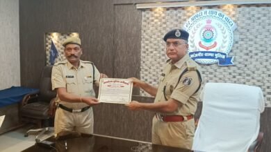 पुलिस अधीक्षक जांजगीर चांपा विजय अग्रवाल के द्वारा महानदी के टापू में फंसे लोगों को बाहर निकालने वाले पुलिसकर्मियों एवं ग्रामीणों को किया गया सम्मानित,, Console Corptech