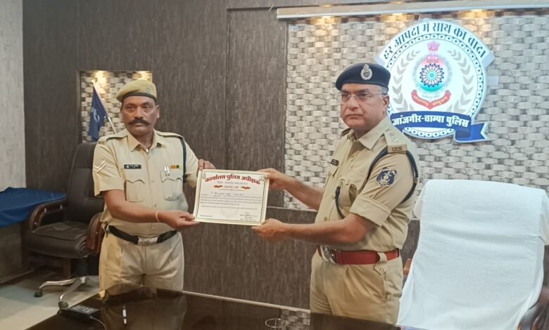 पुलिस अधीक्षक जांजगीर चांपा विजय अग्रवाल के द्वारा महानदी के टापू में फंसे लोगों को बाहर निकालने वाले पुलिसकर्मियों एवं ग्रामीणों को किया गया सम्मानित,, Console Corptech