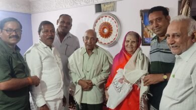 निराला साहित्य मंडल चांपा द्वारा आदर्श दंपति मुख्य संरक्षक पं हरिहर प्रसाद तिवारी एवं श्रीमती राधा तिवारी को 63वें वैवाहिक वर्षगांठ बेला में अभिनंदन कर आत्मीय बधाई दी गई,, Console Corptech