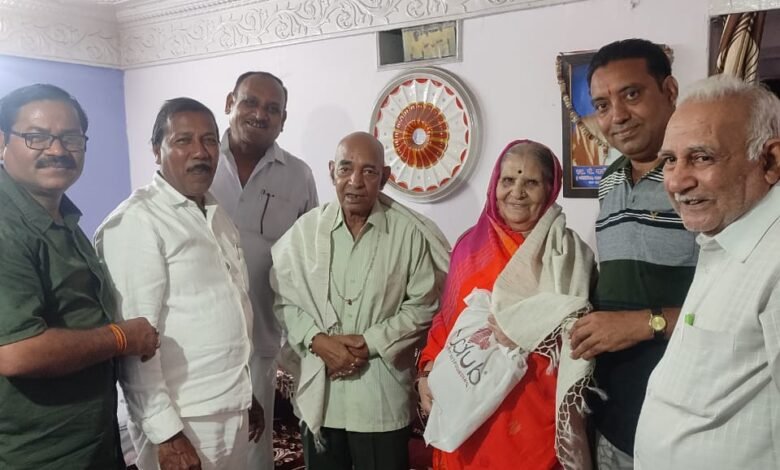 निराला साहित्य मंडल चांपा द्वारा आदर्श दंपति मुख्य संरक्षक पं हरिहर प्रसाद तिवारी एवं श्रीमती राधा तिवारी को 63वें वैवाहिक वर्षगांठ बेला में अभिनंदन कर आत्मीय बधाई दी गई,, Console Corptech