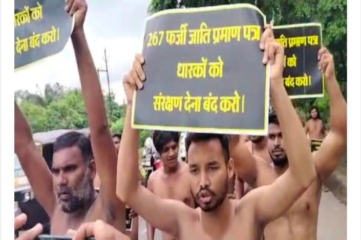 नग्न हो कर दौड़ रहे थे प्रदर्शनकारी,विधान सभा घेरने , लौट रहा था मंत्रियों का काफिला ,,सभी गिरिफ्तार,,,,,, Console Corptech