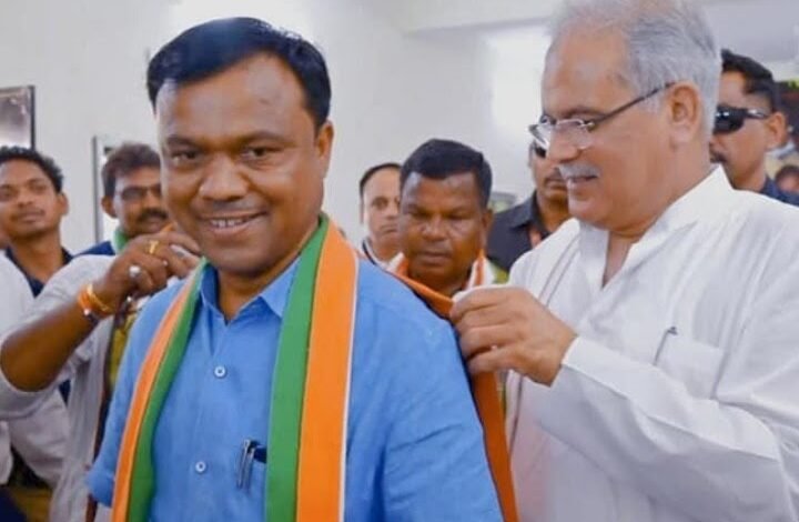 Chhattisgarh Congress President: चुनाव से पहले कांग्रेस के संगठन में बड़ा बदलाव किया है. लोकसभा सांसद दीपक बैज को प्रदेश अध्यक्ष की कमान दी गई है. अब तक इस पद पर कांग्रेस विधायक मोहन मरकाम जिम्मेदारी संभाल रहे थे. लंबे समय से मोहन मारकम को हटाए जाने की चर्चा हो रही थी. अब कांग्रेस राष्ट्रीय नेतृत्व ने बस्तर के आदिवासी नेता दीपक बैज को प्रदेश की कमान सौप दी है. दीपक बस्तर सीट से लोकसभा के सांसद हैं.<br>पार्टी के संगठन महासचिव केसी वेणुगोपाल की ओर से जारी विज्ञप्ति के अनुसार, कांग्रेस अध्यक्ष मल्लिकार्जुन खरगे ने बैज को छत्तीसगढ़ प्रदेश कांग्रेस कमेटी का नया अध्यक्ष नियुक्त किया है. छत्तीसगढ़ में इस साल नवंबर-दिसंबर में विधानसभा चुनाव प्रस्तावित है. इस समय राज्य में कांग्रेस की सरकार है.<br>विधानसभा चुनावों से पहले कांग्रेस की ये दूसरी बड़ी नियुक्ति है. इससे पहले कांग्रेस ने पार्टी के सीनियर नेता और छत्तीसगढ़ सरकार के मंत्री टीएस सिंह देव को राज्य का डिप्टी सीएम बनाया था.<br>सीएम बघेल ने दी बधाई<br>दीपक बैज को राज्य के सीएम भूपेश बघेल ने नई जिम्मेदारी मिलने पर बधाई दी है. उन्होंने ट्वीट किया, "छत्तीसगढ़ प्रदेश कांग्रेस कमेटी के नवनियुक्त अध्यक्ष श्री दीपक बैज जी को नए दायित्व के लिए बधाई एवं शुभकामनाएं. हमारे निवर्तमान अध्यक्ष श्री मोहन मरकाम जी का संगठन का सफल नेतृत्व करने के लिए आभार."<br>कौन हैं दीपक बैज?<br>दीपक बैज बस्तर के आदिवासी नेता हैं. वे ऑल इंडिया आदिवासी कांग्रेस के उपाध्यक्ष हैं. चित्रकूट विधानसभा सीट से विधायक (2013 से 2018) रहे हैं. फिलहाल वो बस्तर लोकसभा सीट का प्रतिनिधित्व कर रहे हैं.<br>दीपक बैज के सामने होंगी चुनौतियां<br>छत्तीसगढ़ में इसी साल विधानसभा चुनाव होने हैं. कुछ दिनों पहले दिल्ली में छत्तीसगढ़ को लेकर कांग्रेस हाई कमान की बैठक हुई थी. इस बैठक में इस बात पर जोड़ दिया गया कि पार्टी के नेता एकजुट होकर विधानसभा चुनाव के मैदान में उतरे. कांग्रेस के सामने सरकार को दोहराने की चुनौती है. विपक्षी दल बीजेपी लगातार कांग्रेस सरकार को घेर रही है. ऐसे में आने वाले समय में दीपक बैज के सामने चुनौतियां कम नहीं होंगी. संगठन के नेताओं को साथ लेकर सामंजस्य बैठाने का काम भी प्रदेश अध्यक्ष के कंधे पर होता है. Console Corptech