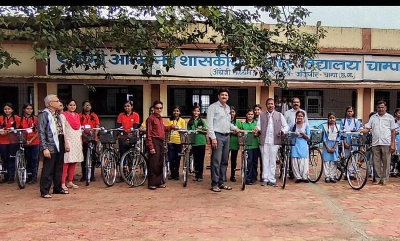 स्वामी आत्मानंद उत्कृष्ट अंग्रेजी/हिन्दी माध्यम विद्यालय चांपा में साईकिल वितरण का कार्यक्रम आयोजित हुआ।<br>साईकिल पाकर छात्राओं के चेहरे खिल उठे। Console Corptech