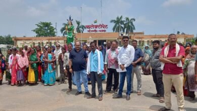 ग्राम पंचायत बिरगहनी चांपा के देवाटन मोहल्ले के निवासियों ने दिया जिले के खाद्य अधिकारी को ज्ञापन,,<br>जाने पड़ते हैं 3 किलोमीटर राशन सामग्री लेने ,,क्षेत्र के किसी नेता को नहीं है सरोकार ,,कई बार मांग चुके हैं अपना अधिकार ,,मांग पूरी नहीं होने पर ग्राम वासी करेंगे उग्र आंदोल,,पढ़े पूरी खबर Console Corptech