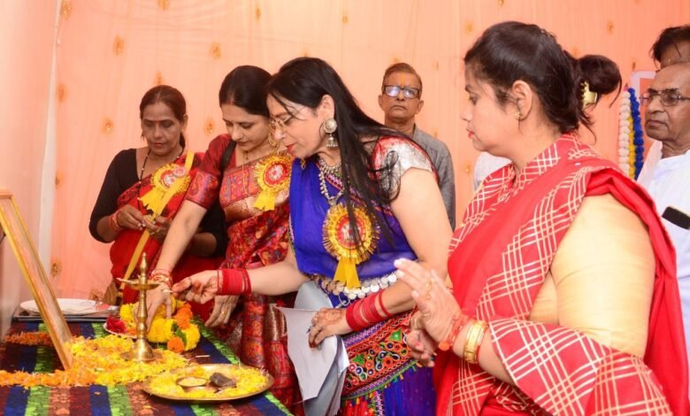 भारतीय पारंपरिक वेशभूषा में महिलाओं ने दिखाये नृत्य कौशल व विभिन्न प्रदेशों की झांकी,,वर्ल्ड ब्राह्मण फेडरेशन के तीज महोत्सव में नृत्य और तीज सुंदरी प्रतियोगिता संपन्न ,, Console Corptech
