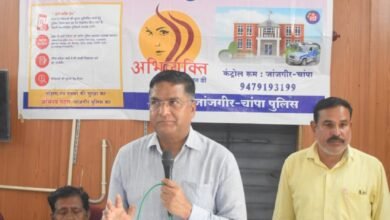पुलिस अधीक्षक विजय अग्रवाल द्वारा विश्वास जन जागरूता अभियान के तहत जनपद पंचायत बलौदा के सभा कक्ष में अभिव्यक्ति एप्स की दी गई जानकारी उपस्थित लोगो को सायबर क्राइम एवं ऑनलाईन ठगी से बचाव एवं सोशल मिडिया के सुरक्षित उपयोग के तरीके ,<br>घरेलु हिंसा, बाल विवाह, बाल अपराध एवं नशापान के दुष्प्रभाव के बारे में दी गई जानकारी। Console Corptech