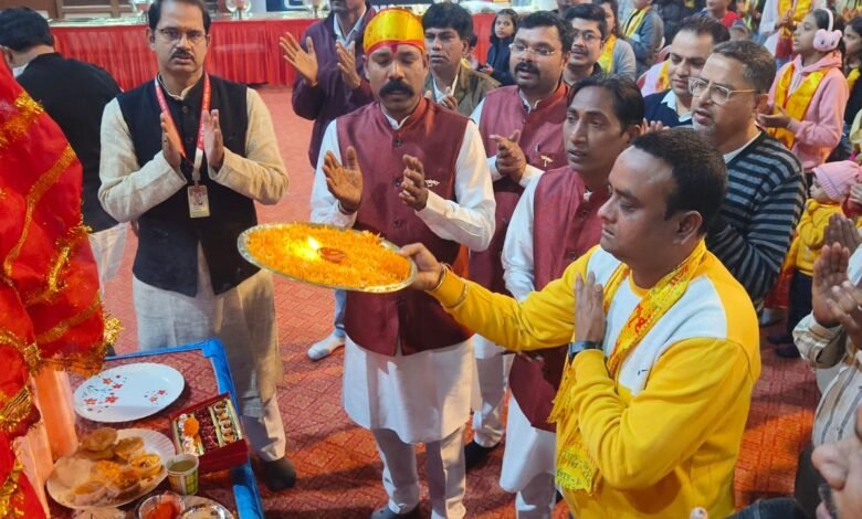 वैष्णोंदेवी, हरिद्वार, अमृतसर यात्रा दर्शन उपरांत<br>भैरवनाथ विदाई कन्याभोज सम्मान समारोह का हुआ आयोजन,,पेंट्रीकार के बिना भी श्रद्धालुओं ने यात्रा पर जमकर उठाया लुफ्त,,आयोजन समिति ने व्यवस्था में कोई कमी नहीं की यात्री रहे खुश ,, Console Corptech