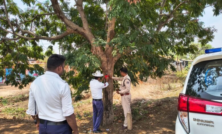 यातायात जांजगीर चांपा पुलिस की सराहनीय पहल, वाहन दुर्घटनाओं को दृष्टिगत रखते हुए, रोड किनारे लगे पेड़ो में लगाए जा रहे है रेडियम के रिफ्लेक्टर ,, Console Corptech