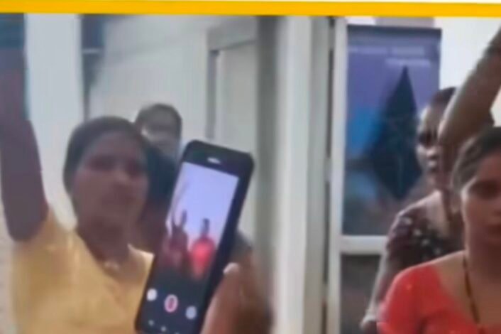 कुसमुंडा एसइसीएल के मुख्यल में महिलाओं ने अर्धनग्न हो किया प्रदर्शन Console Corptech