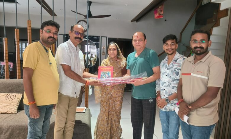 चांपा दशहरा उत्सव आयोजन समिति का अनुकरणीय पहल घर घर जा कर शस्त्र और शास्त्र का कर रहे है भेट मनुष्यता और धर्म की रक्षा के लिए शस्त्र और शास्त्र दोनों की आवश्यकता होती है। हमारी सत्य सनातन परंपरा ही परित्राणाय च साधुनाम विनाशाय च दुष्कृताम का उद्घोष करती है। Console Corptech