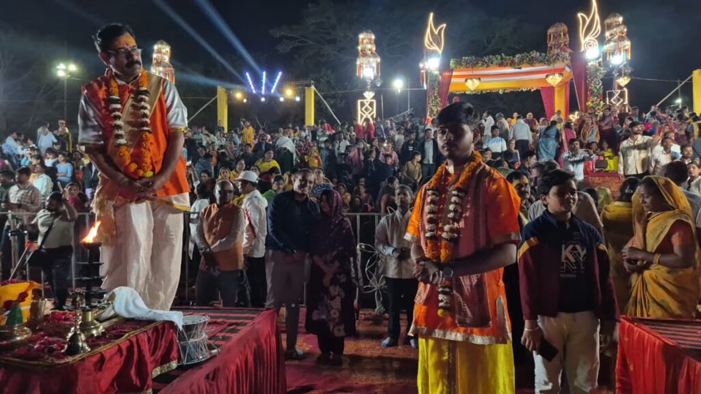 -चित्त्रोत्पला गंगा महाआरती का हुआ भव्य आयोजन ,,शिवरीनारायण के बाबा घाट मेंआतिशबाजी एवं रोशनी से जगमगा उठा त्रिवेणी संगम तट&nbsp; चांपा सेवा संस्थान चांपा की रही महाआरती में विशेष प्रस्तुति Console Corptech