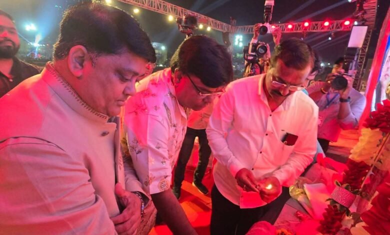 चांपा नगर के भालेराव मैदान में हुआ ऐतिहासिक दशहरा महोत्सव रचा एक स्वर्णिम अध्याय चांपा नगर ही नहीं वरन् पुरे छत्तीसगढ़ में बना इतिहास जिले के विधायक एवं जिलाधिकारी रहे उपस्थित Console Corptech